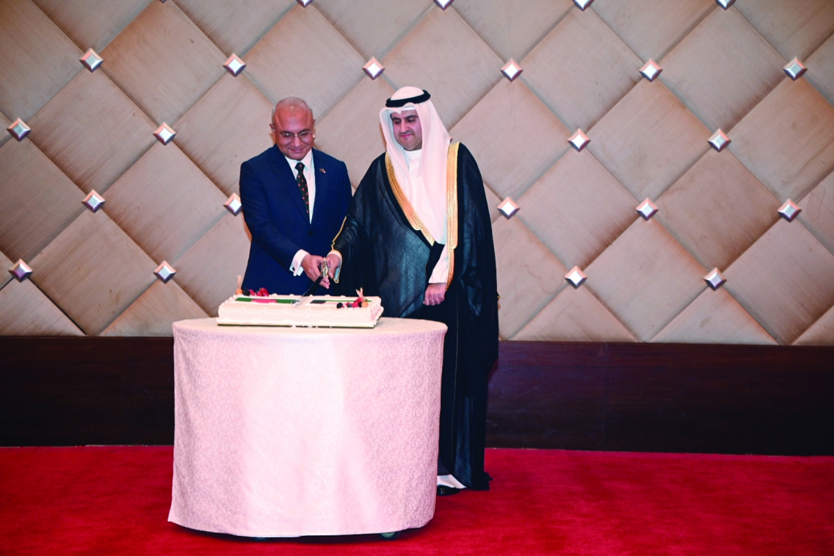 المستشار السميط يشارك سفير بنغلاديش قطع قالب الحلوى (تصوير نايف العقلة)