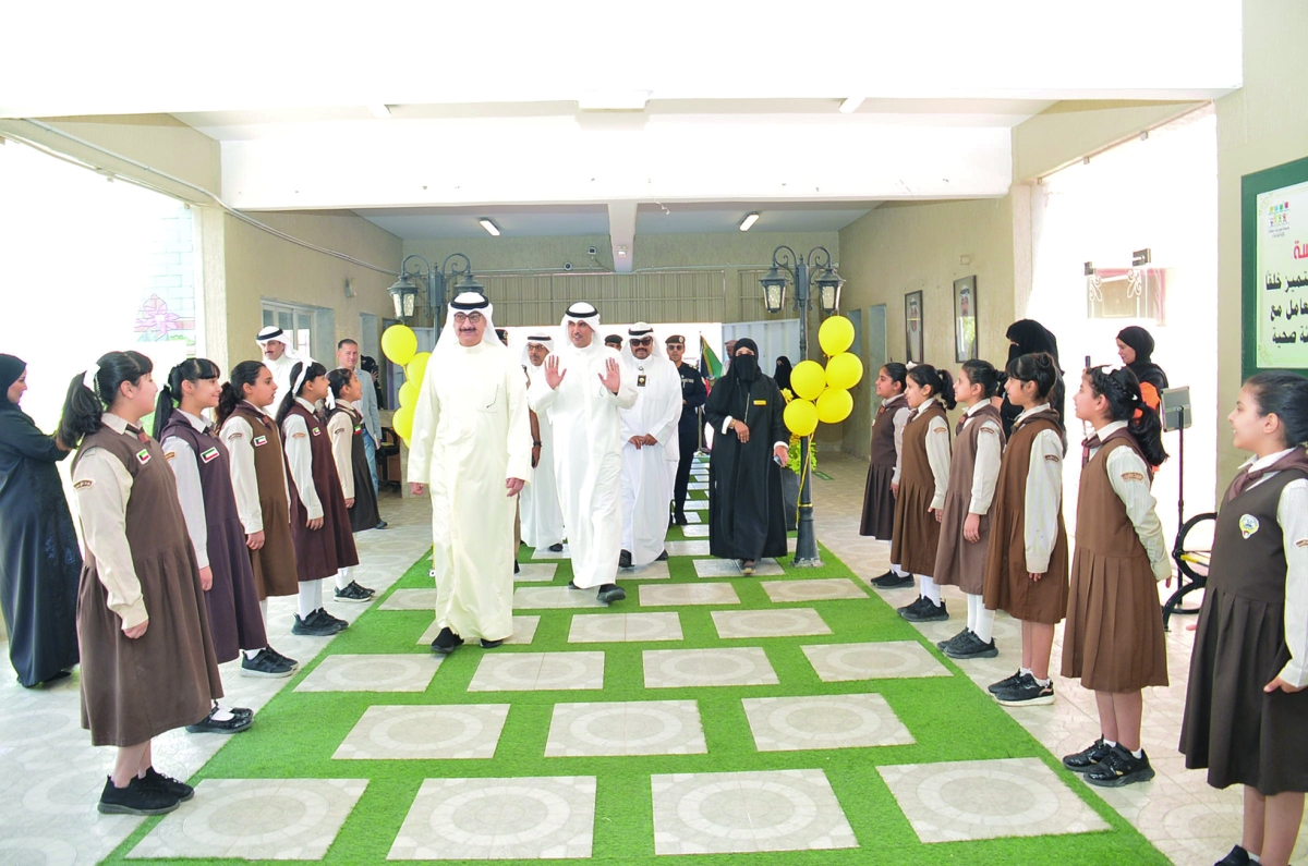 خلال استقبال المحافظ بالمدرسة 