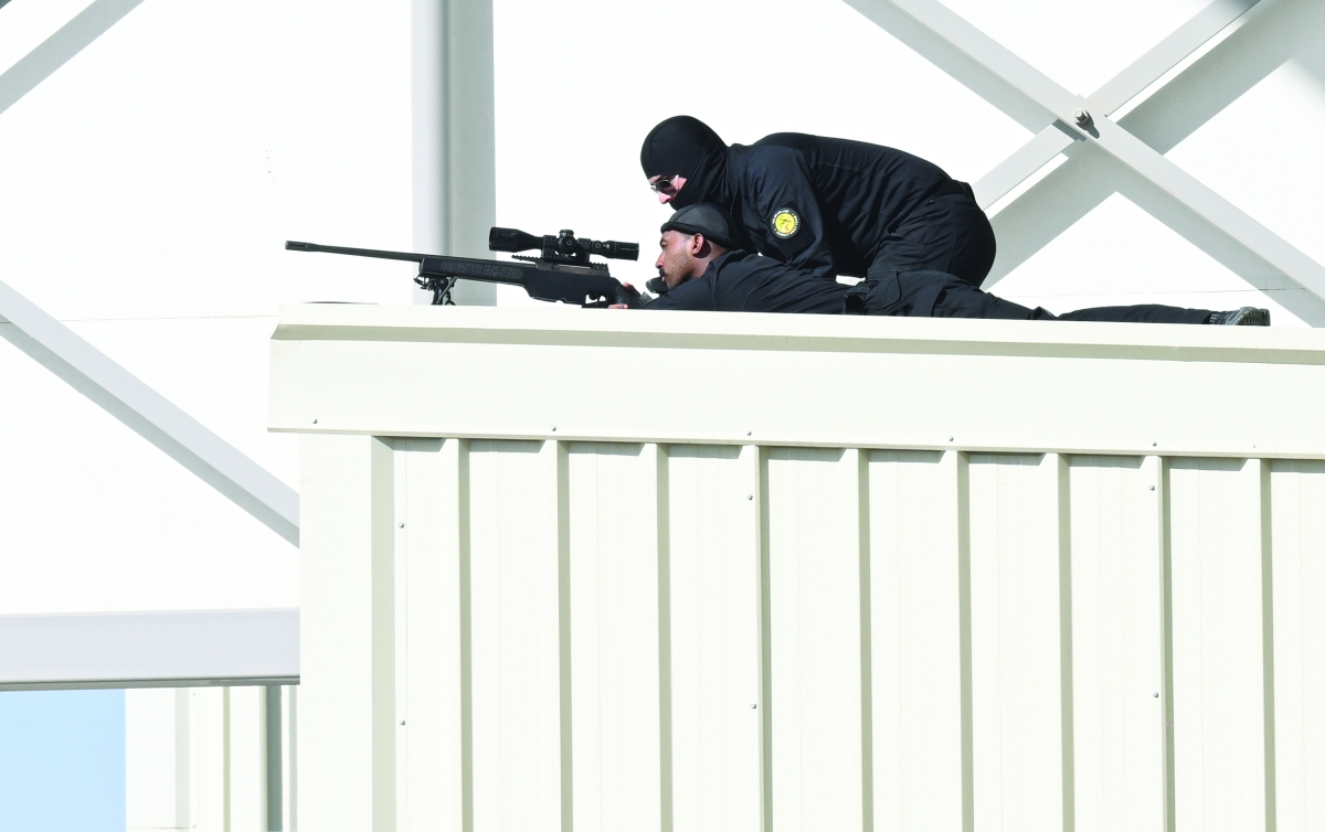 


عنصران من قناصي لواء المغاوير في محيط منطقة العمليات 