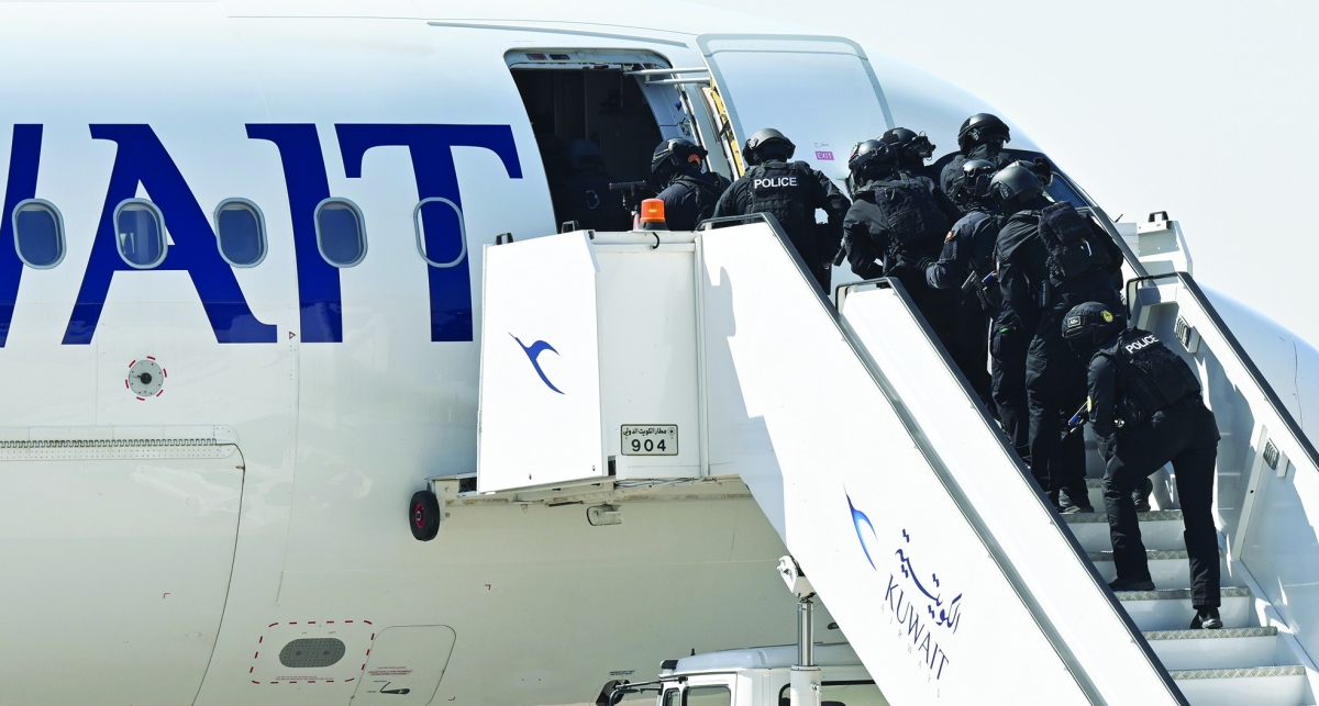 


لحظة اقتحام الطائرة 