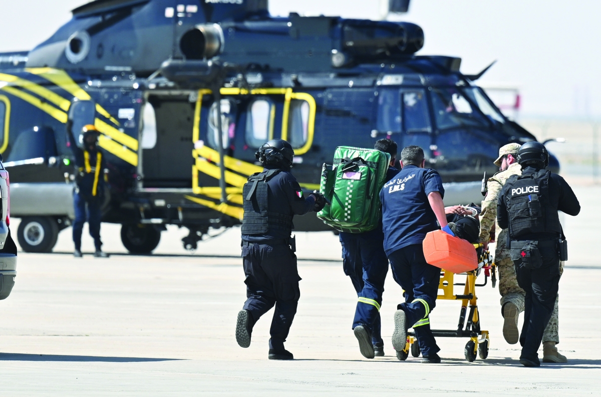 


إسعاف سريع لأحد الرهائن 