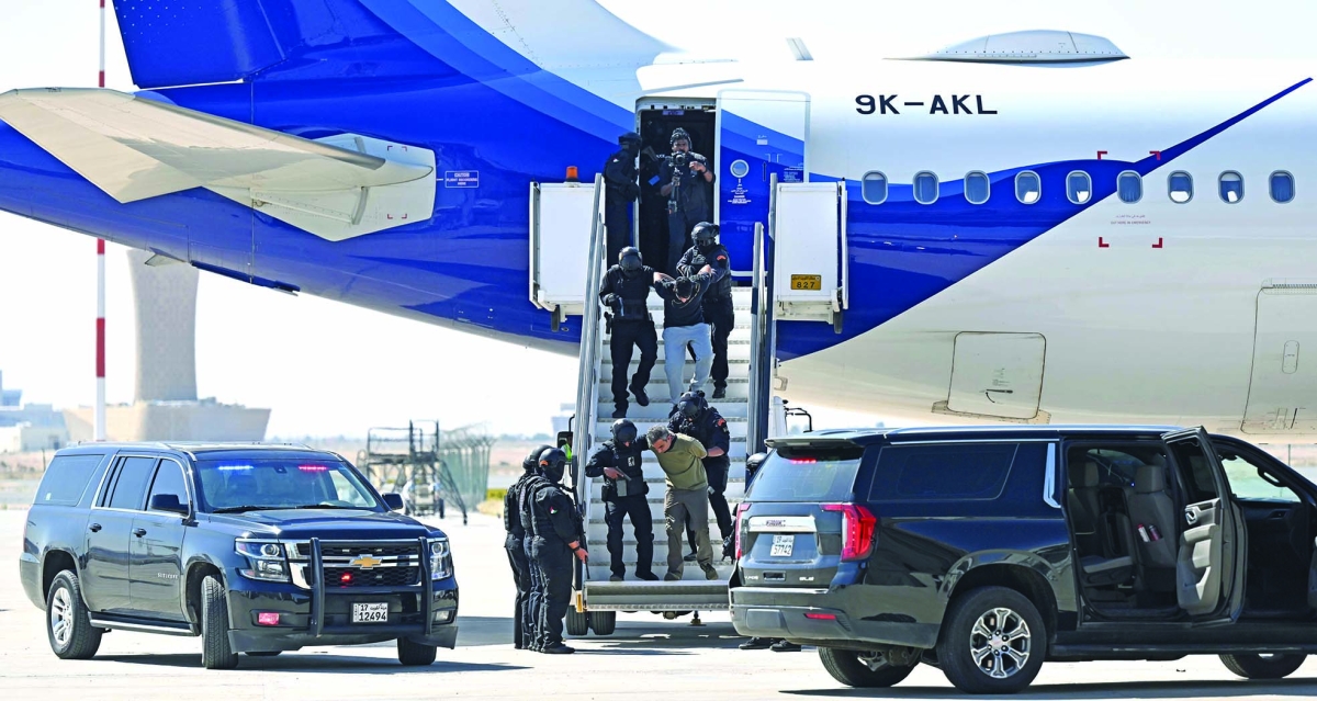 


محاكاة لعملية اعتقال الإرهابيين مختطفي الطائرة الكويتية 	 (تصوير أسعد عبدالله) 