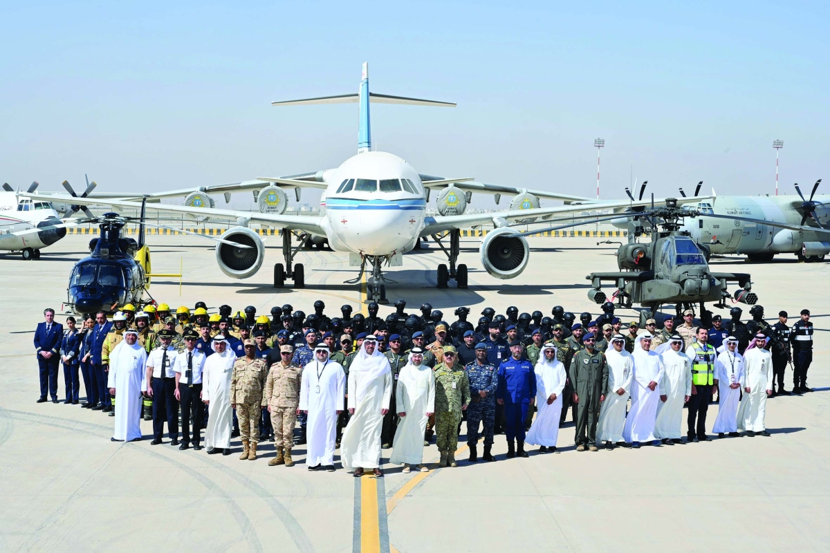 


لقطة تذكارية لوزير الدفاع متوسطاً قياديي الجهات العسكرية والمدنية وعناصر القوة المشاركة في التمرين 