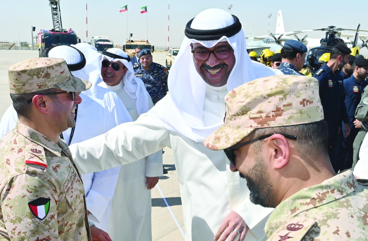 وزير الدفاع يثني على قادة العمليات