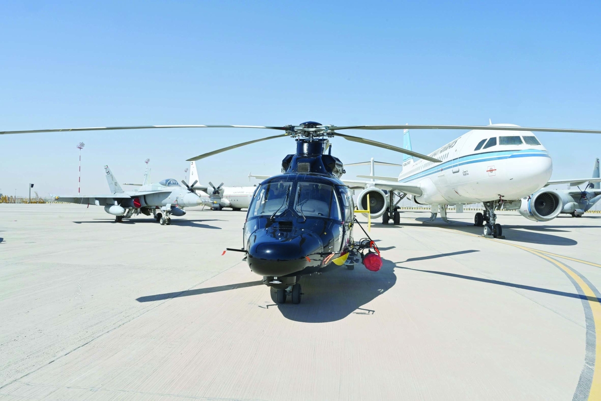 الأباتشي والمقاتلات تحيط بالطائرة في ختام المهمة