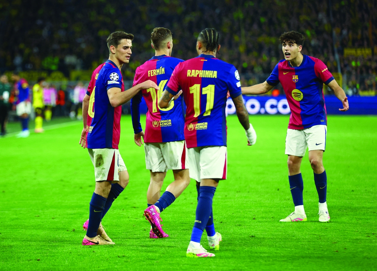 لاعبو برشلونة خلال المباراة أمام بوروسيا دورتموند