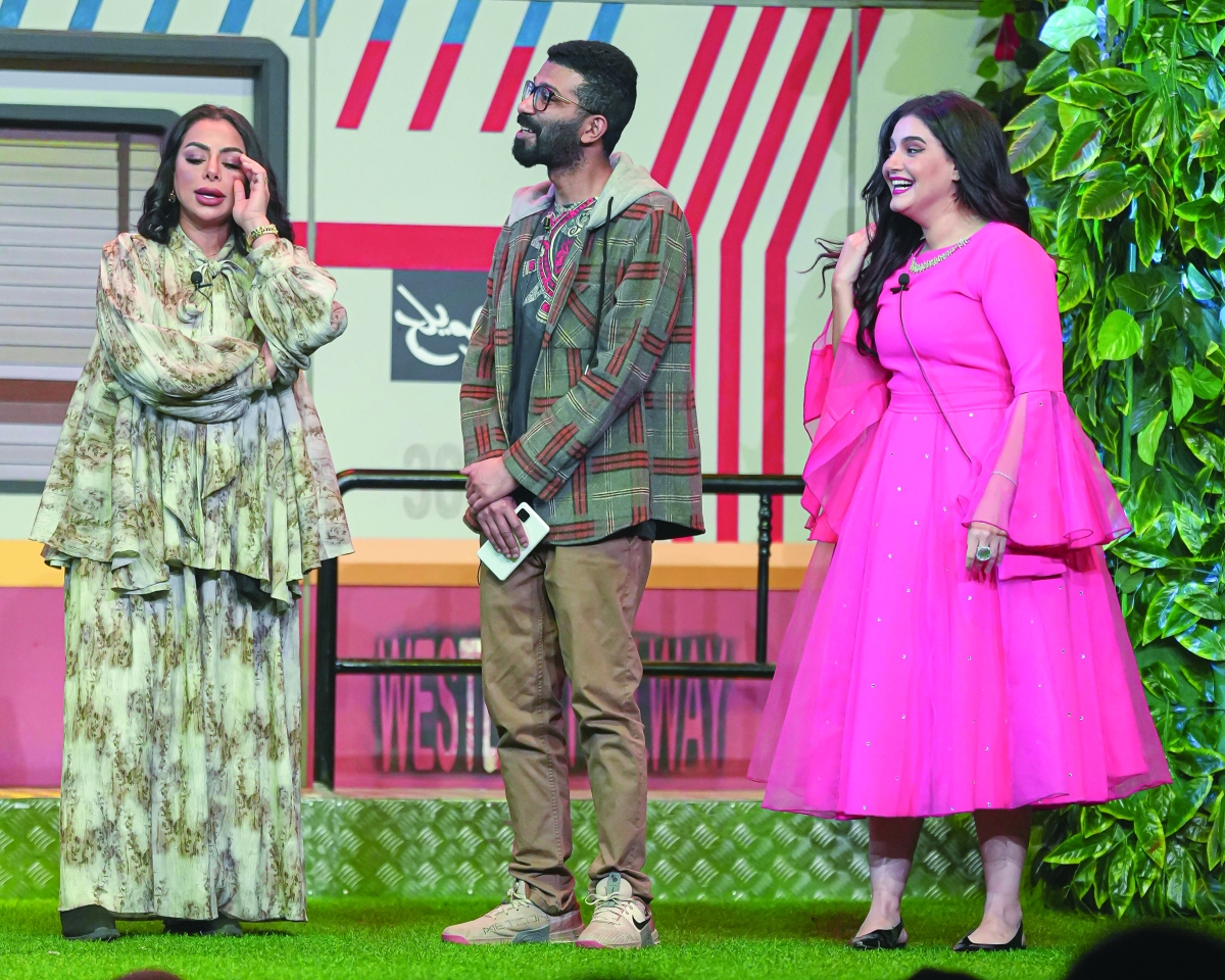 


سلطان العلي متوسطاً نورا بالألف وهند البلوشي 