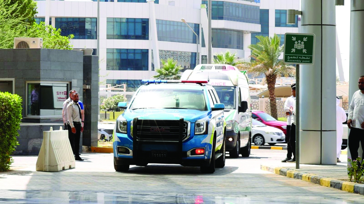 دورية مرور وآلية إسعاف