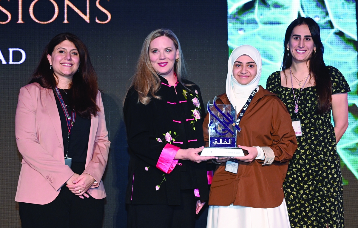 تكريم إحدى الطالبات