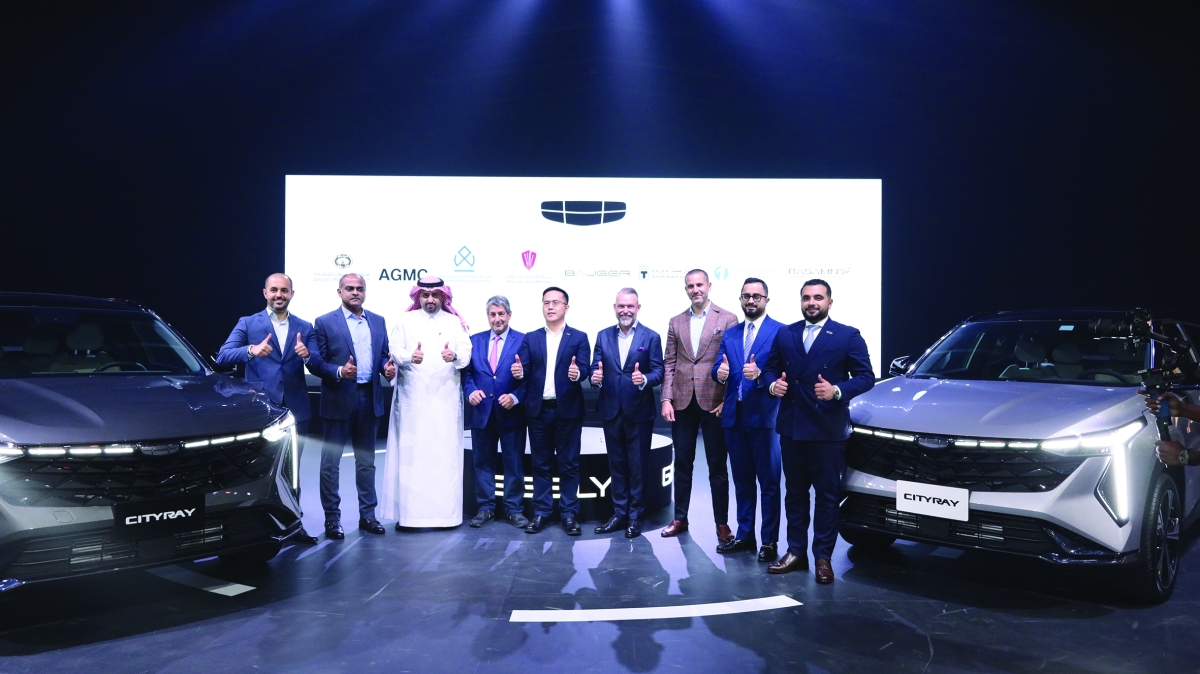 


نائب الرئيس لمجموعة «جيلي أوتو» أليكس غو متوسطاً ممثلي الوكلاء المعتمدين لـ «جيلي» في دول الخليج

 