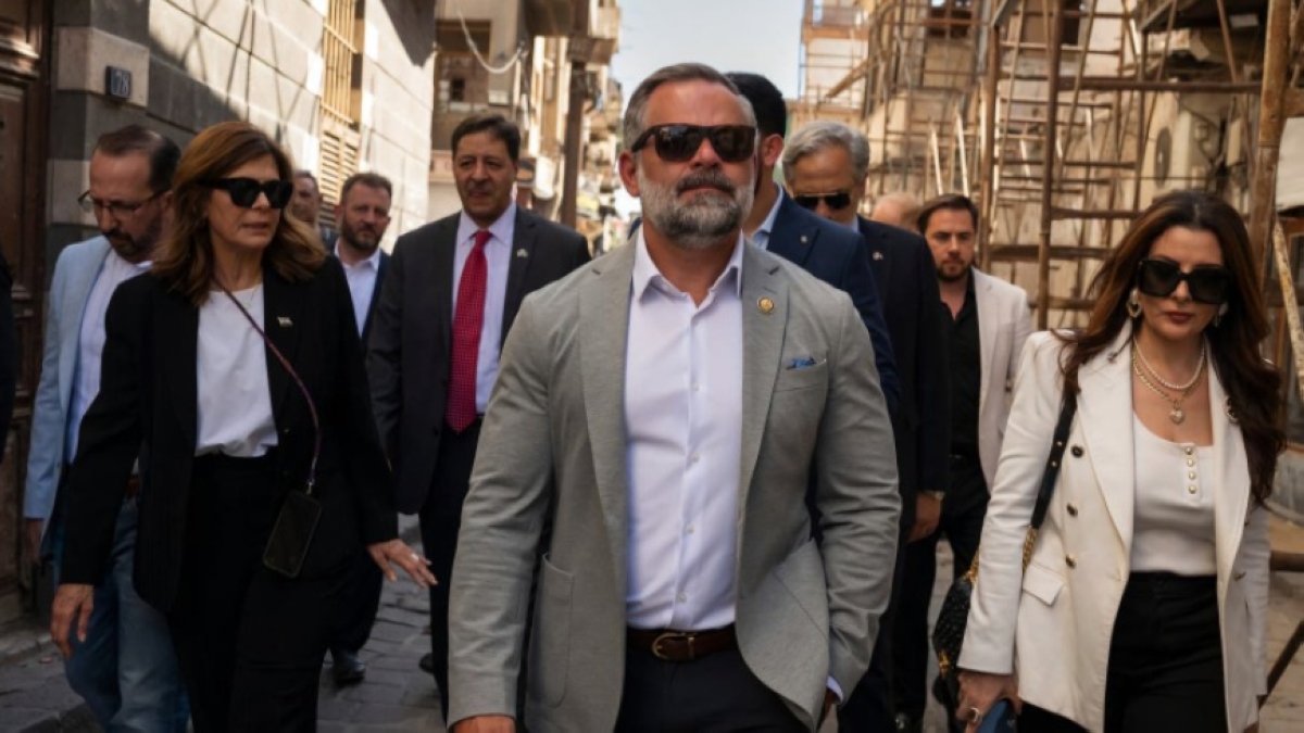 وفد الكونغرس يجول في حي جوبر المُدمّر