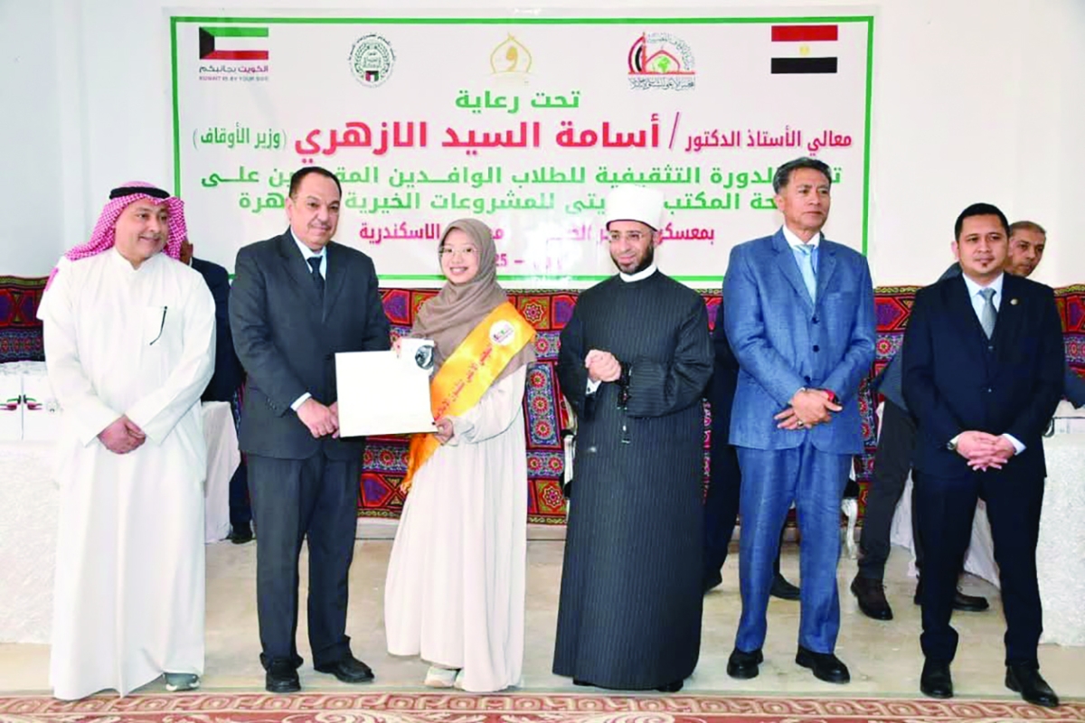 


السفير الغانم مكرماً إحدى الدارسات بحضور الوزير الأزهري 