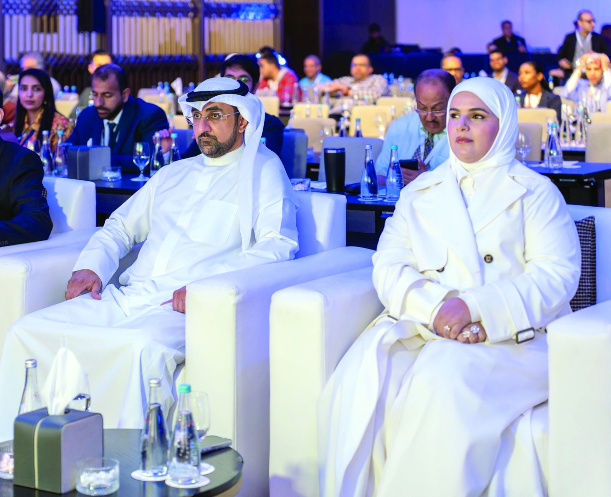 


الفرس والهاجري يتقدمان الحضور 