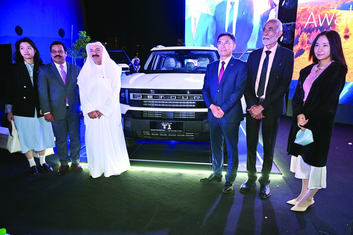 


نجم بودستور وتشاي شينغوي يتوسطان فريق الشركة والسفارة الصينية في لقطة جماعية 	(تصوير أسعد عبدالله) 