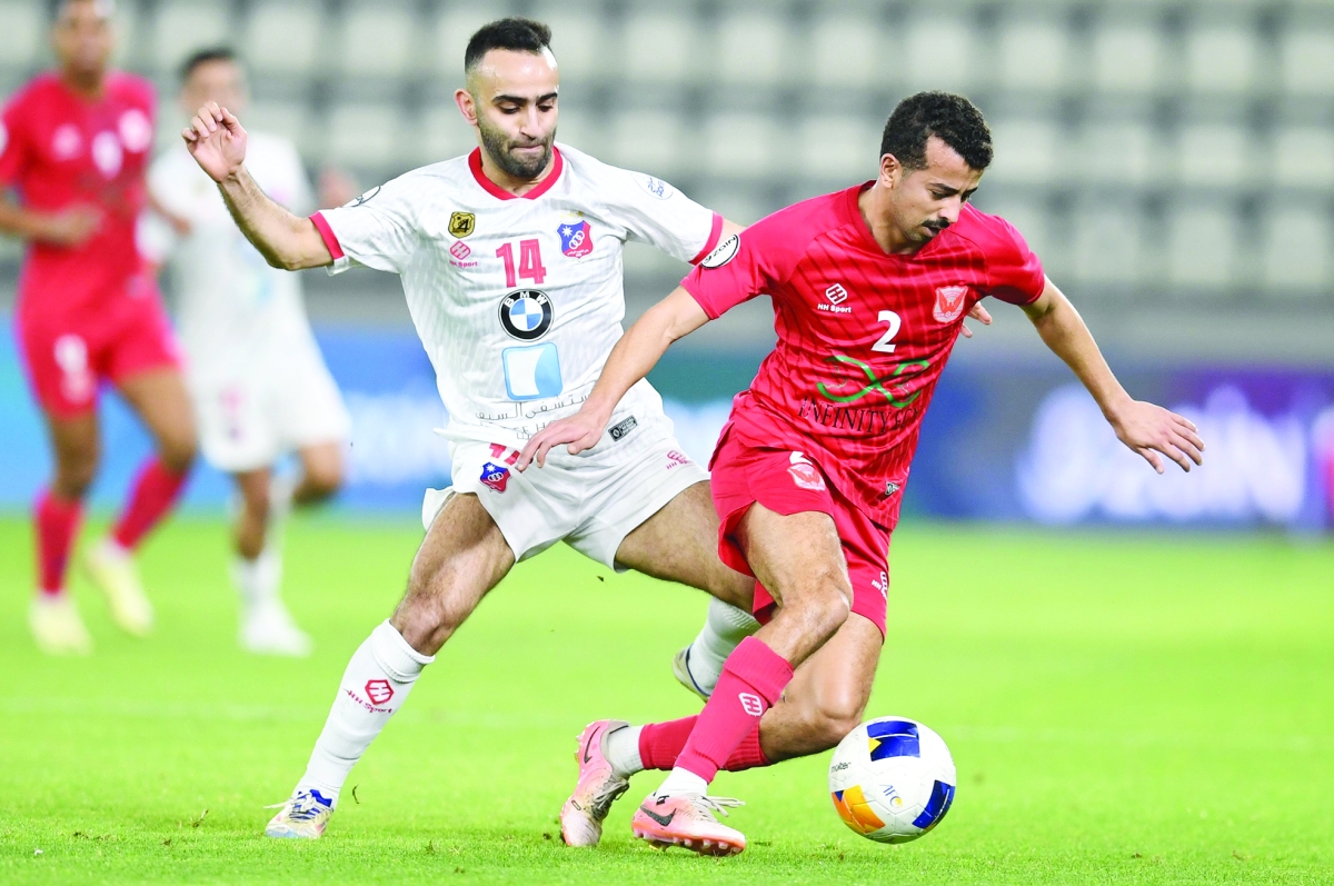 حسين دشتي يستحوذ على الكرة من أمام عمرو عبدالفتاح 