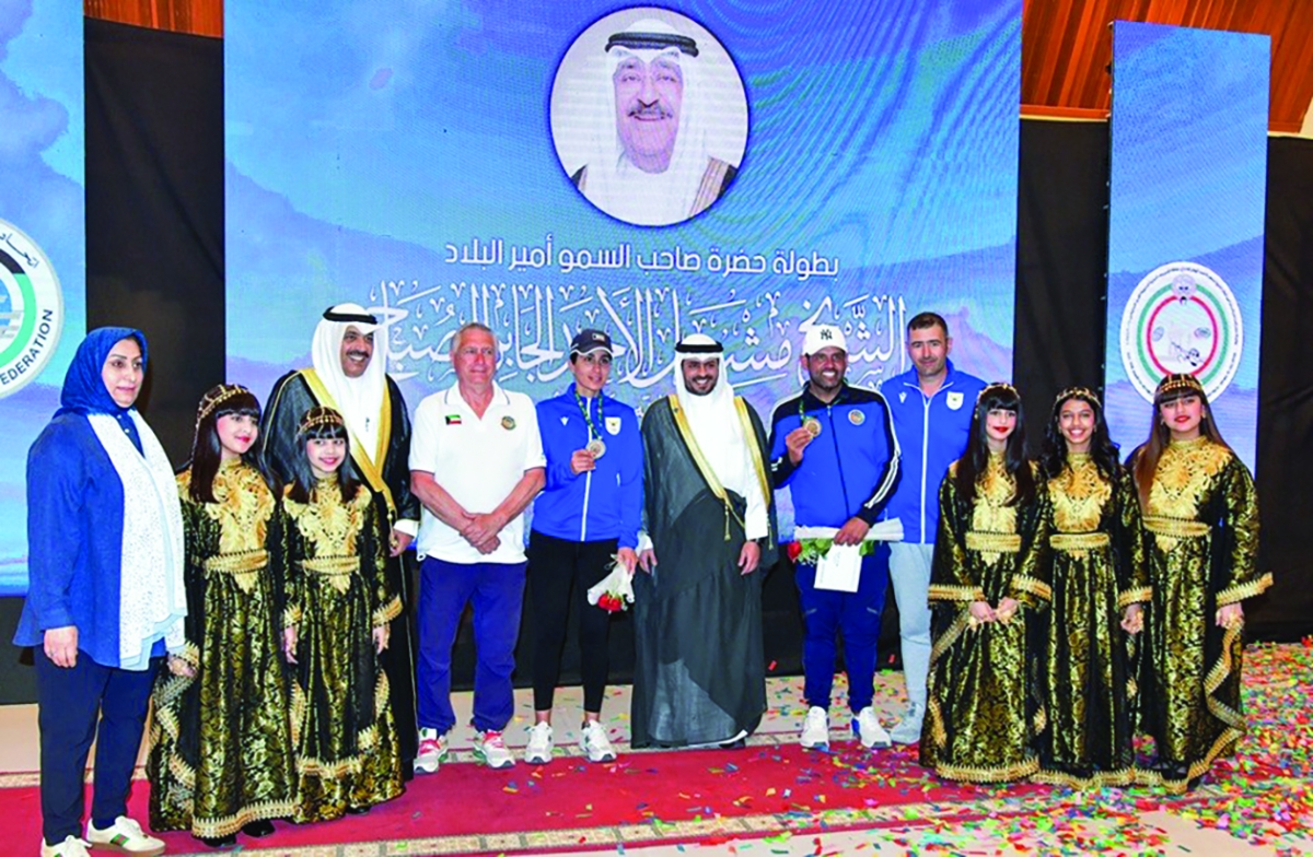 


السالم والعتيبي يتوسطان رماة منتخب الكويت 