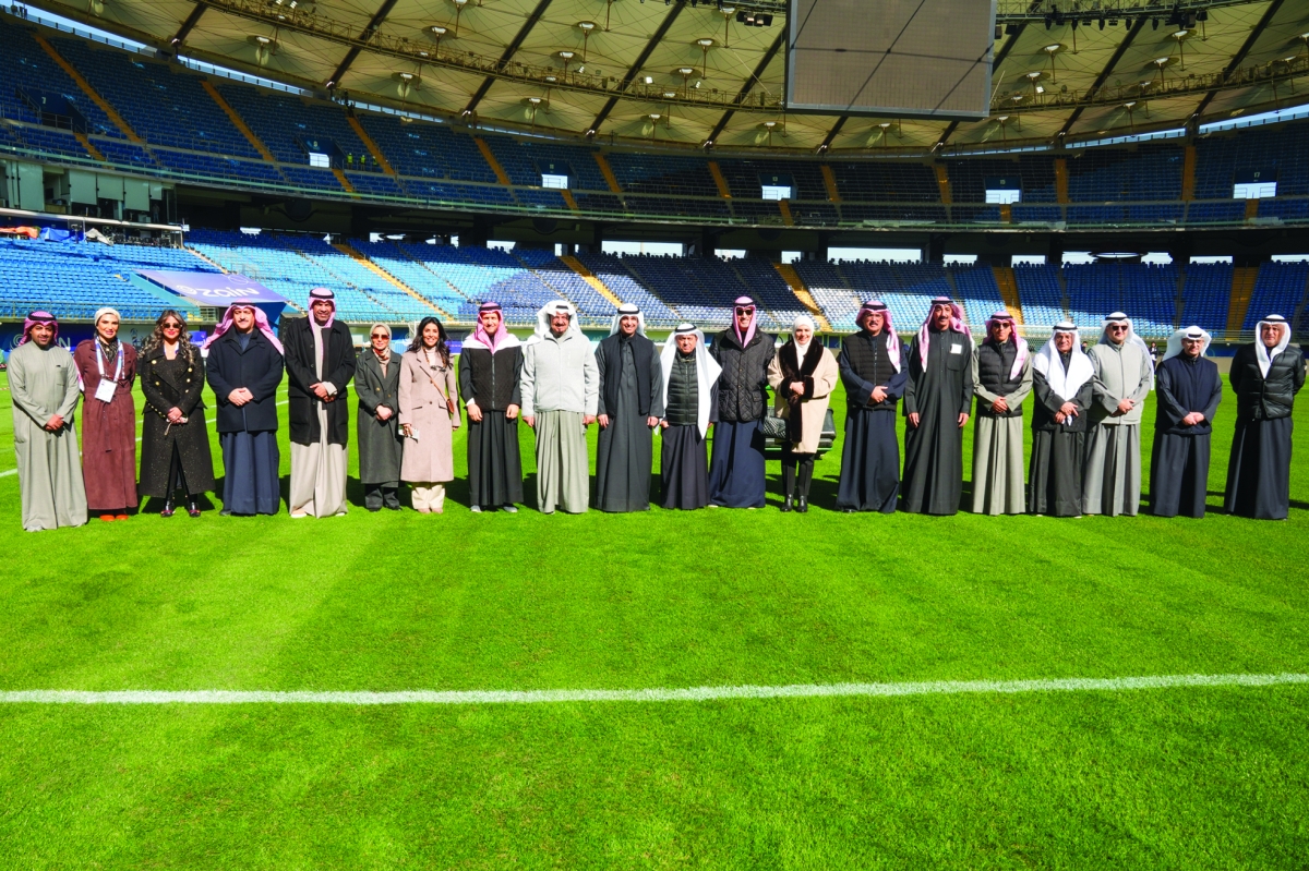 لقطة جماعية لرئيس الوزراء والوزراء بعد جولة تفقدية وفي استاد جابر تلاها انعقاد مجلس الوزراء في قاعة الاجتماعات بالاستاد بتاريخ 18 ديسمبر 2024