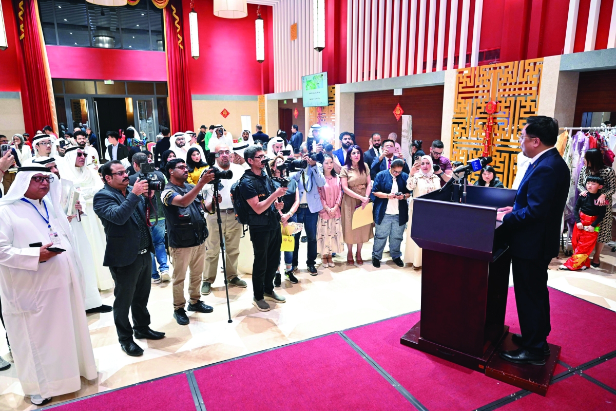 السفير الصيني ملقياً كلمته