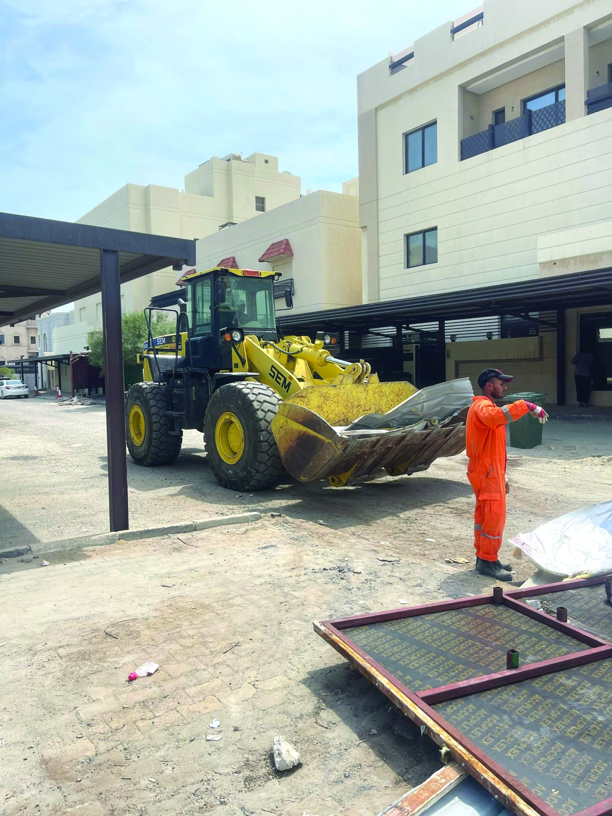 


جرافات البلدية تزيل مظلة مخالفة 