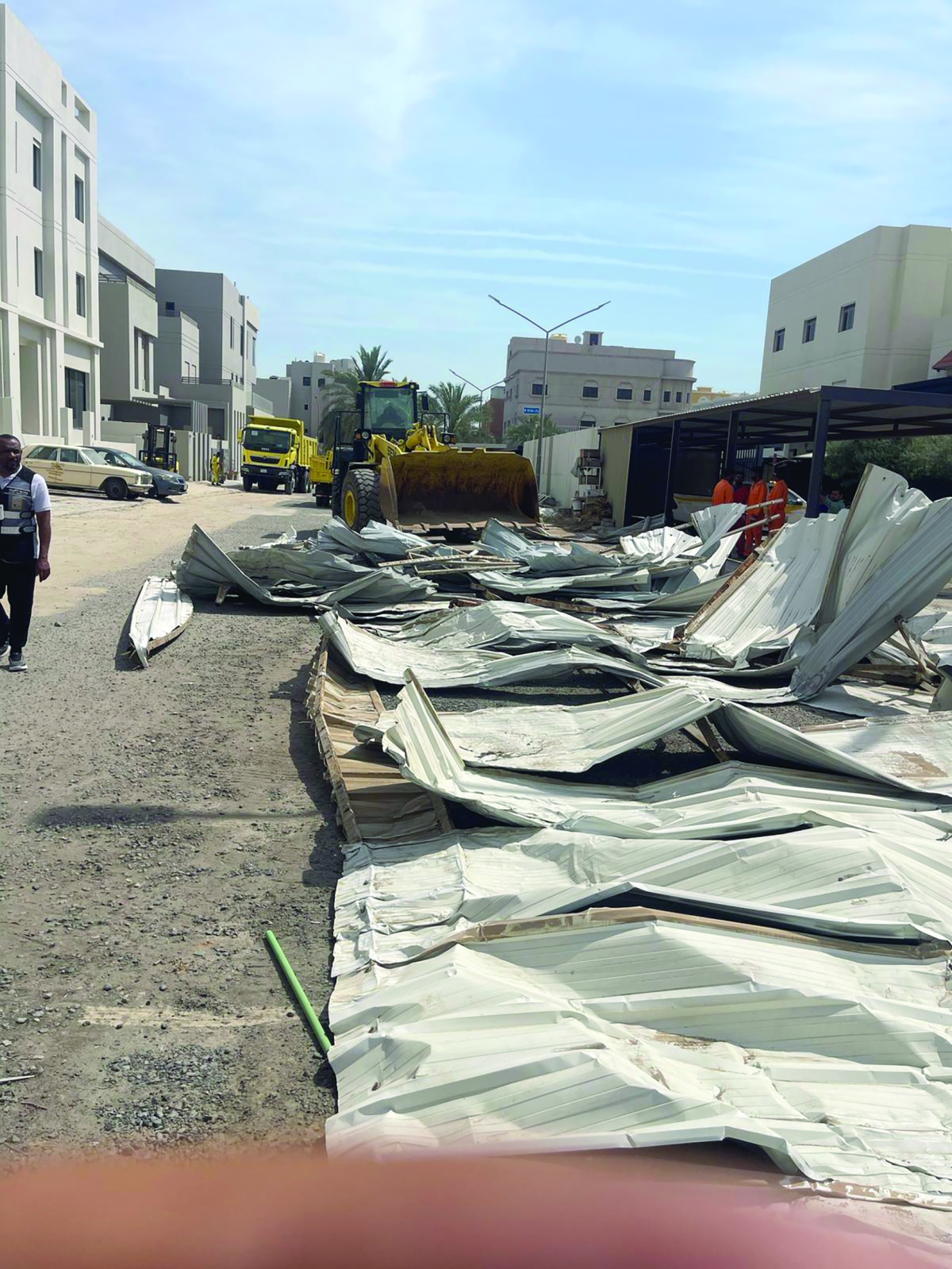 فتح الطرق المغلقة بعد إزالة المظلات 