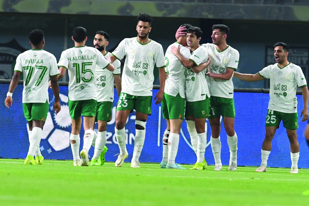 


لاعبو العربي يحتفلون بالفوز على السالمية 