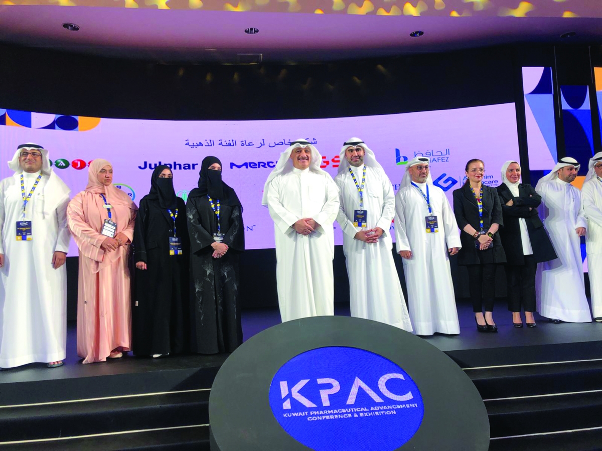 وزير الصحة متوسطاً عدداً من المشاركين بالمؤتمر