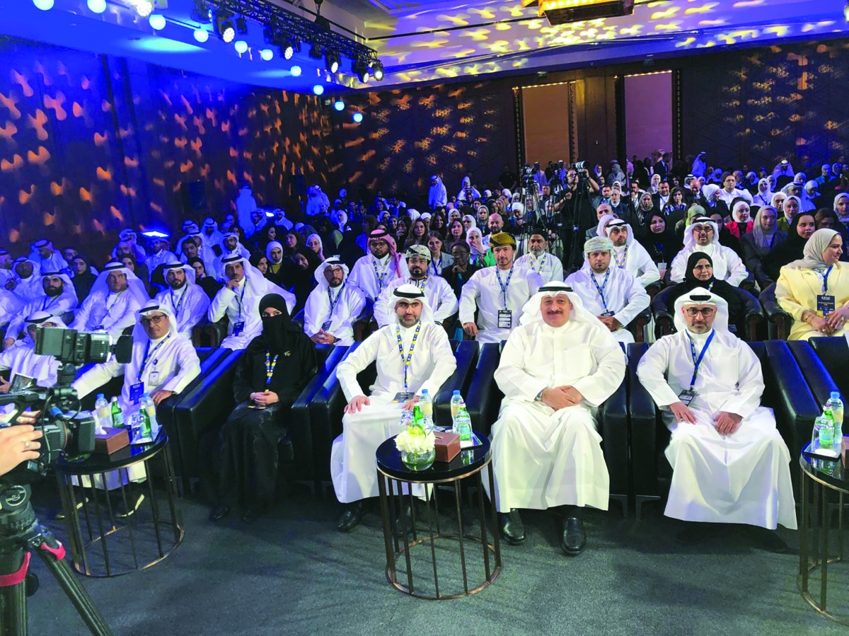 العوضي في مقدم الحضور