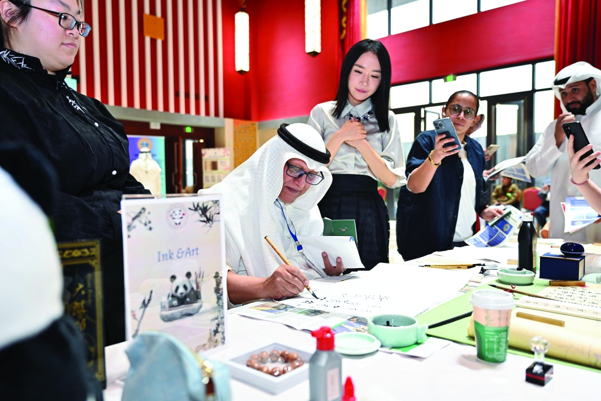 الزميل خالد الشرقاوي في تجربة الكتابة باللغة الصينية