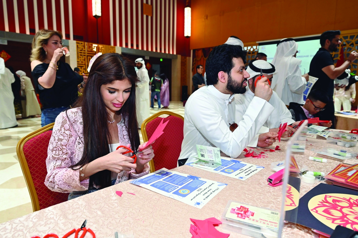 


قص الأشكال  	 (تصوير أسعد عبدالله) 