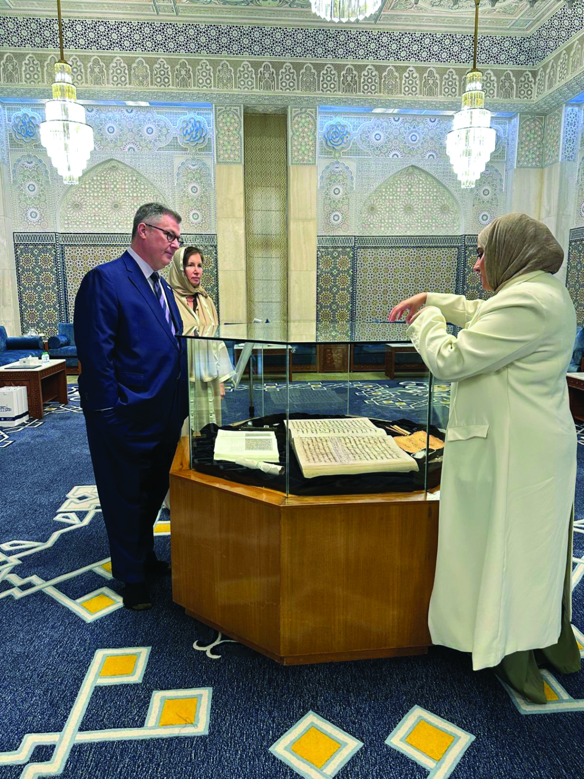 باتلر مُستمعاً لشرح حول إحدى المخطوطات