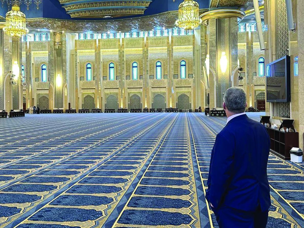 باتلر في باحة المسجد