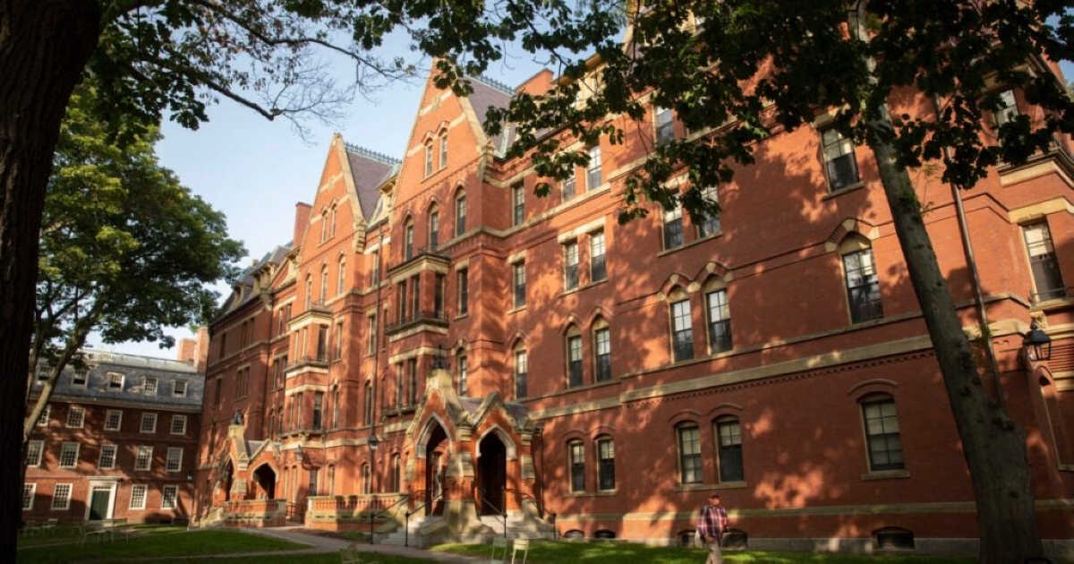 جامعة هارفرد تتحدّى ترامب