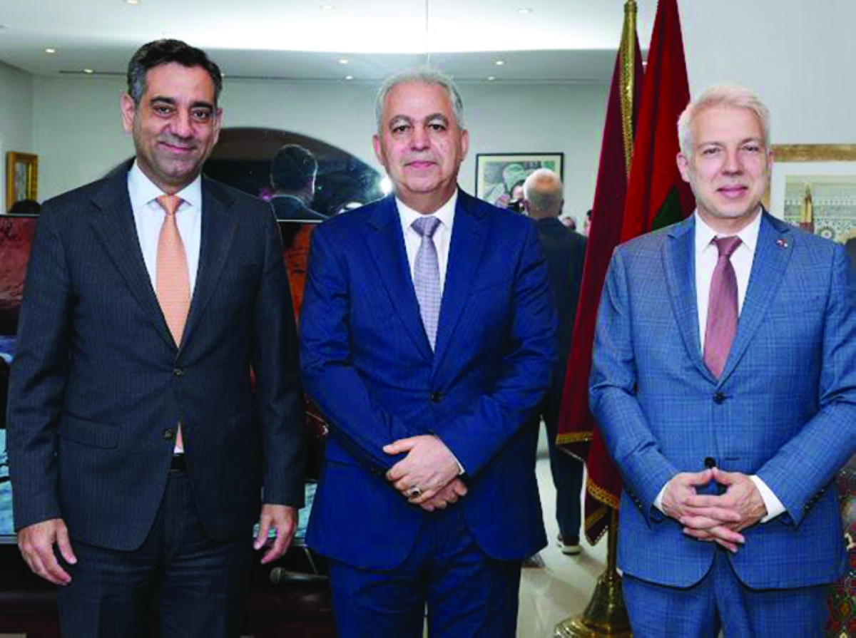 السفير المغربي متوسطاً سفير سويسرا والقائم بأعمال السفارة اللبنانية
