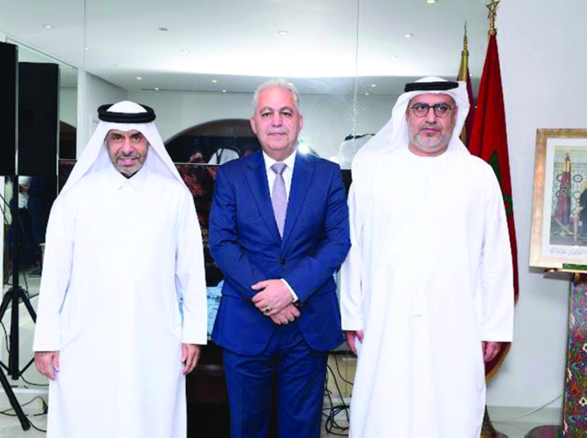 بن عيسى مع سفيري الإمارات وقطر