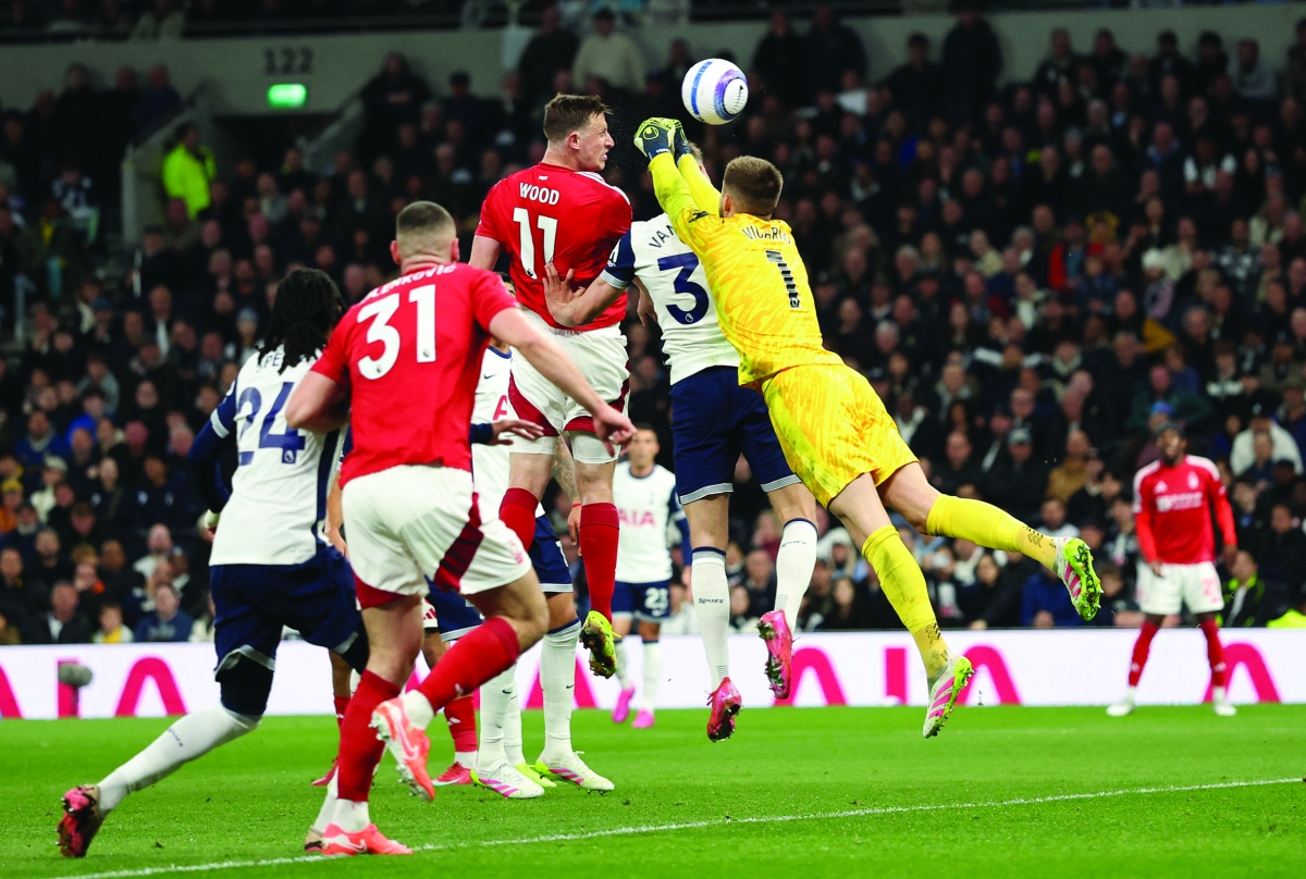 كريس وود مسجلاً هدفه في مرمى توتنهام (رويترز)