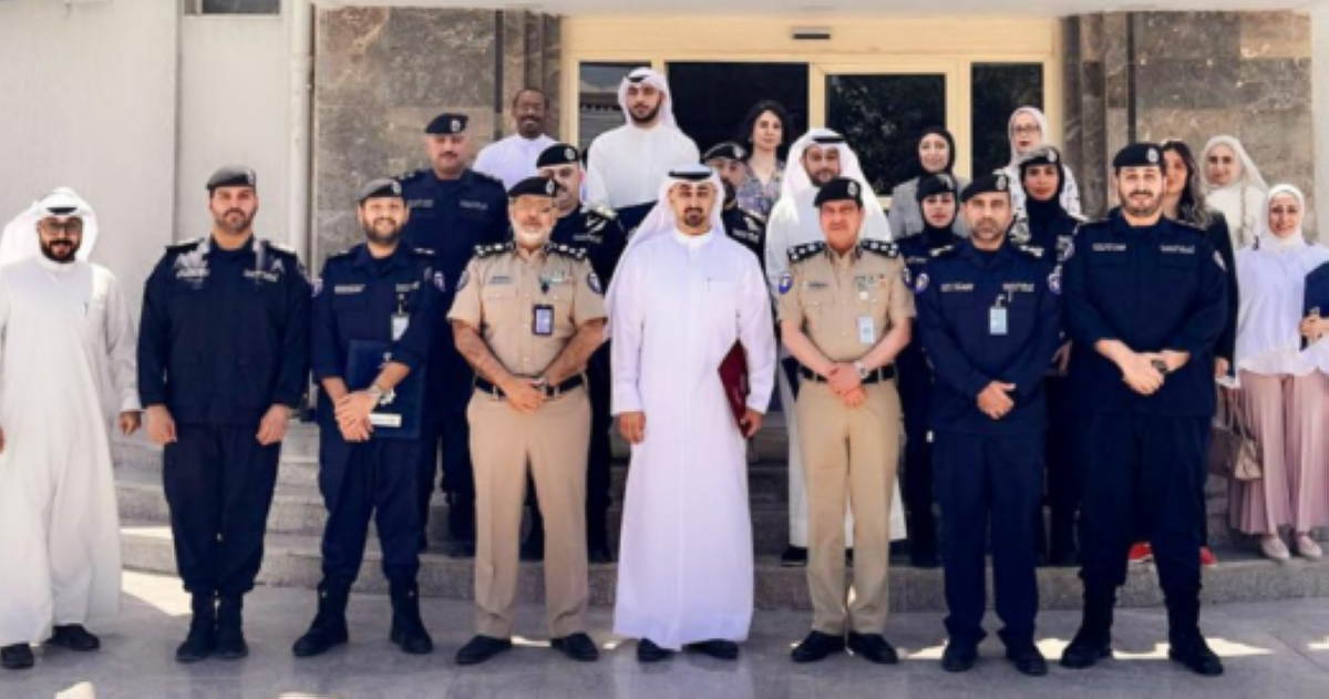 العميد الرومي والعقيد مصطفى يتوسطان المشاركين في الدورة
