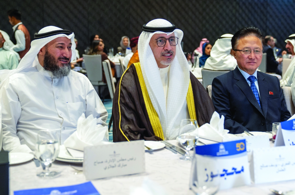 وزير التجارة وعلى يمينه صباح الجلاوي