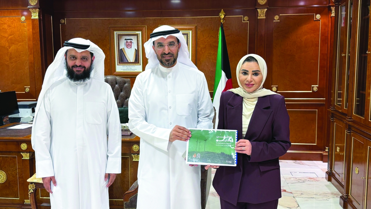 


الوزيرة الحويلة متسلّمة التقرير من العتيبي بحضور السميط 