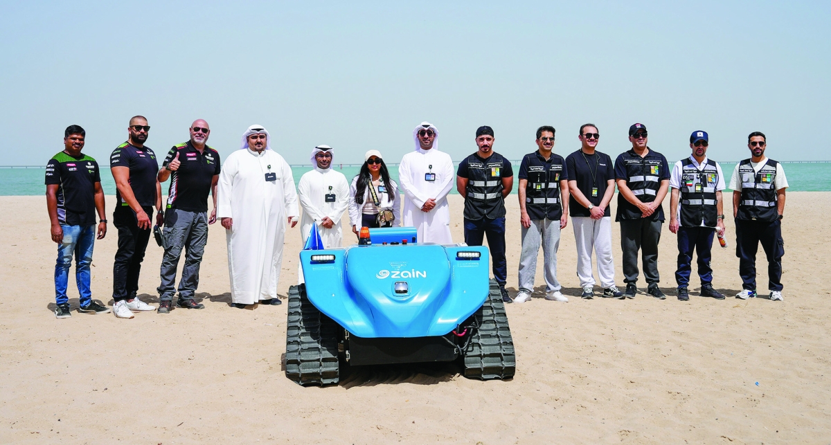 


فريق «زين» ومسؤولو «البيئة» خلال المبادرة 