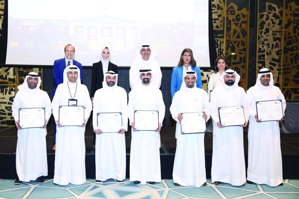 


قياديو «الوطني» والقطاع المصرفي مع الخريجين 