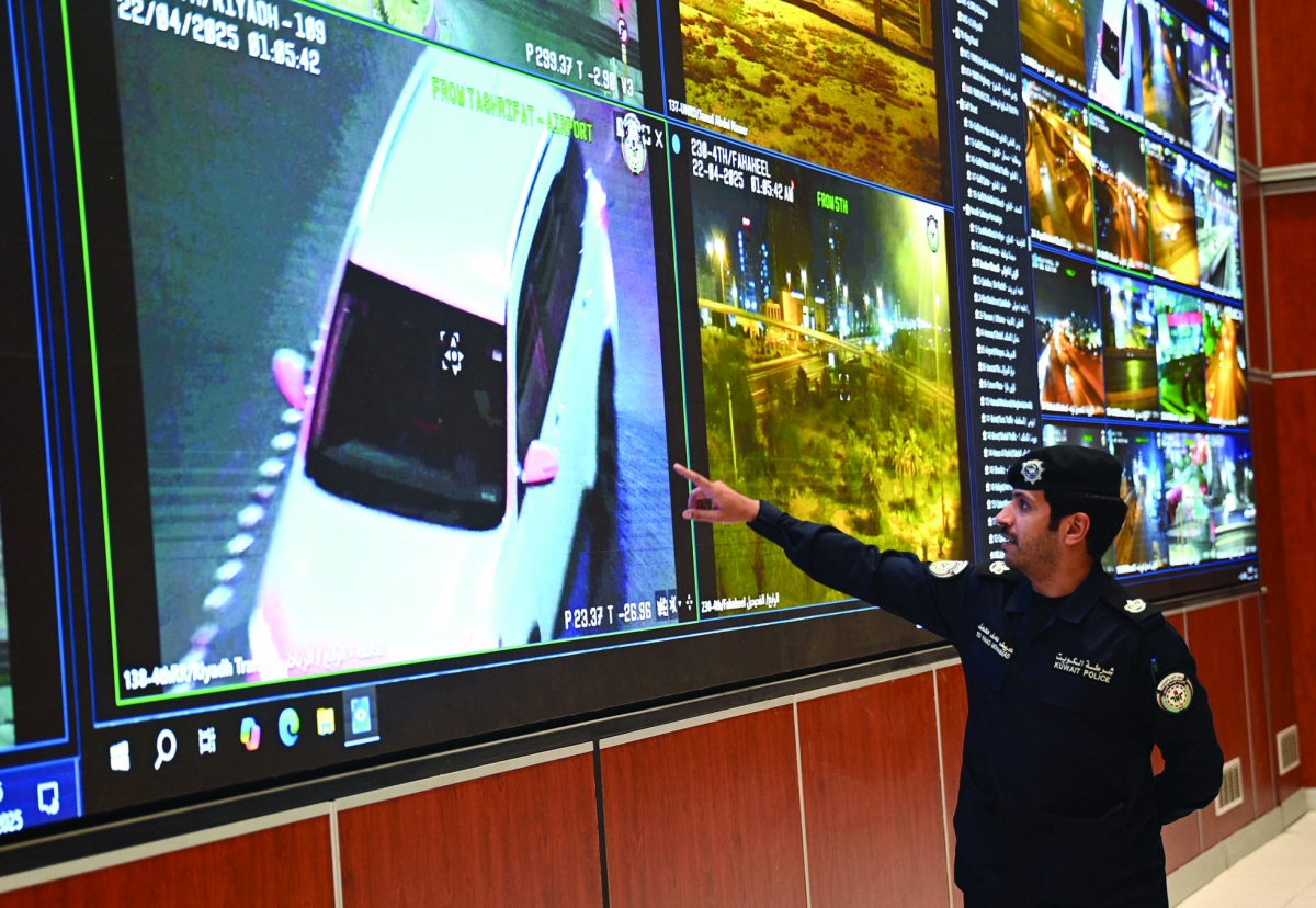 


رئيس قسم غرفة العمليات الرائد حمد العتيبي يشرح كيفية رصد المخالفات 