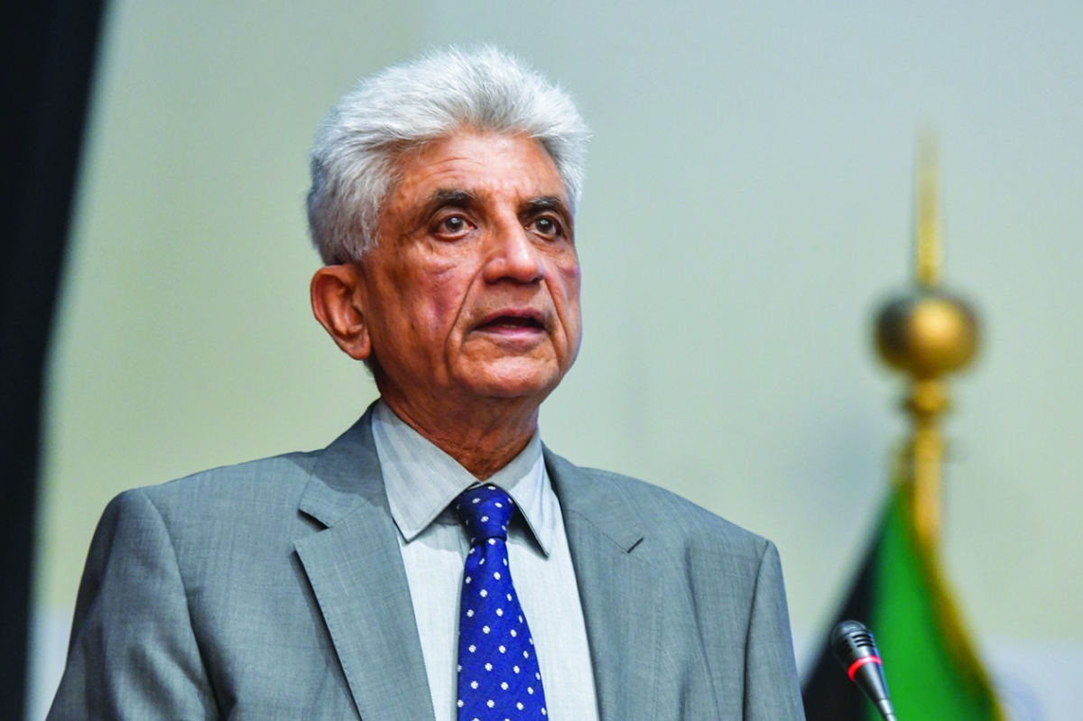 آثار خان متحدثاً خلال الندوة