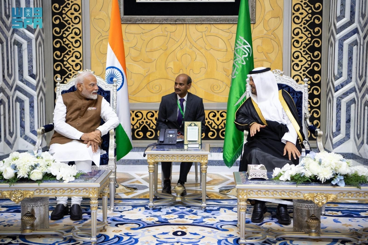 سعود بن مشعل مستقبلاً مودي في جدة (واس)