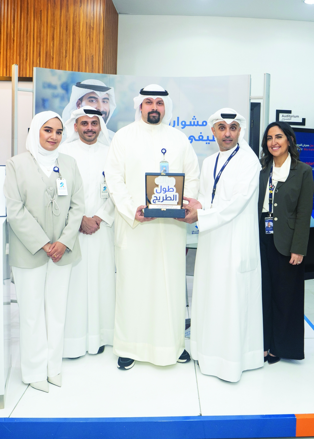 


فريق «برقان» يتسلّم درعاً تكريمية من «الكويت التقنية» 