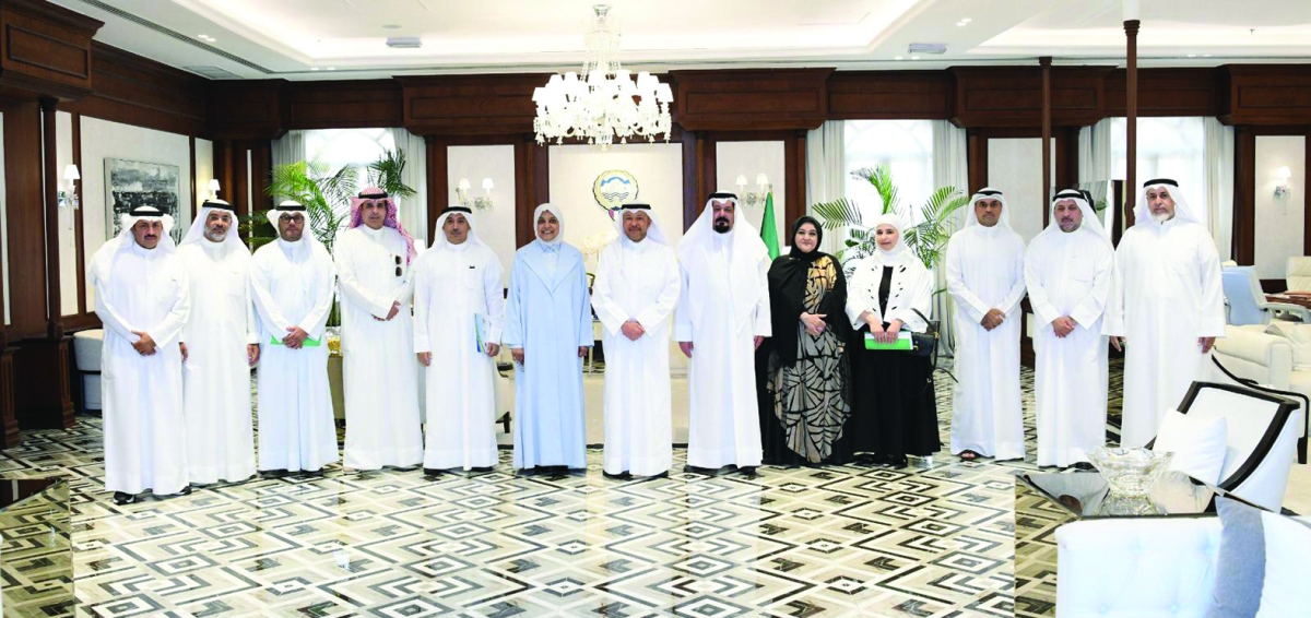 المحافظ متوسطاً الحضور في لقطة جماعية عقب التوقيع