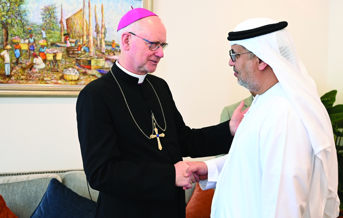 السفير النيادي معزياً (تصوير سعود سالم)