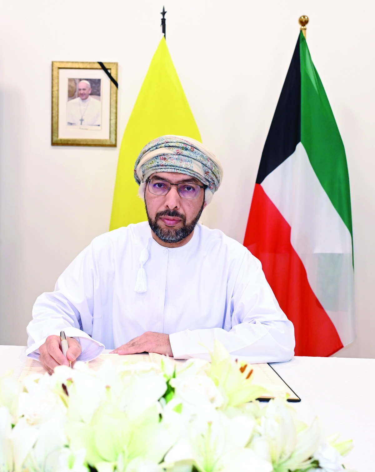 السفير الخروصي يدوّن كلمة في سجل التعازي