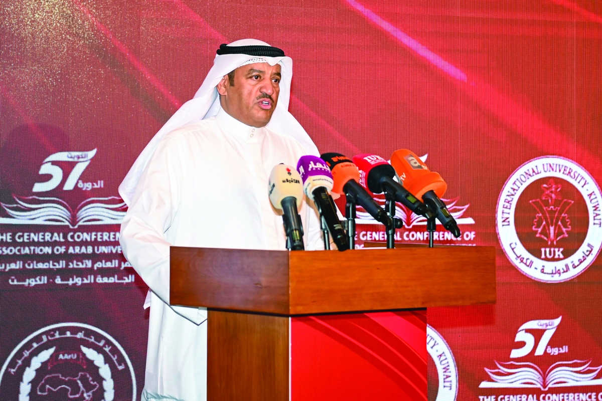 بركات الهديبان ملقياً كملته 