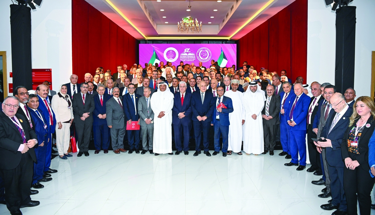 الهديبان متوسطاً المشاركين في لقطة جماعية 