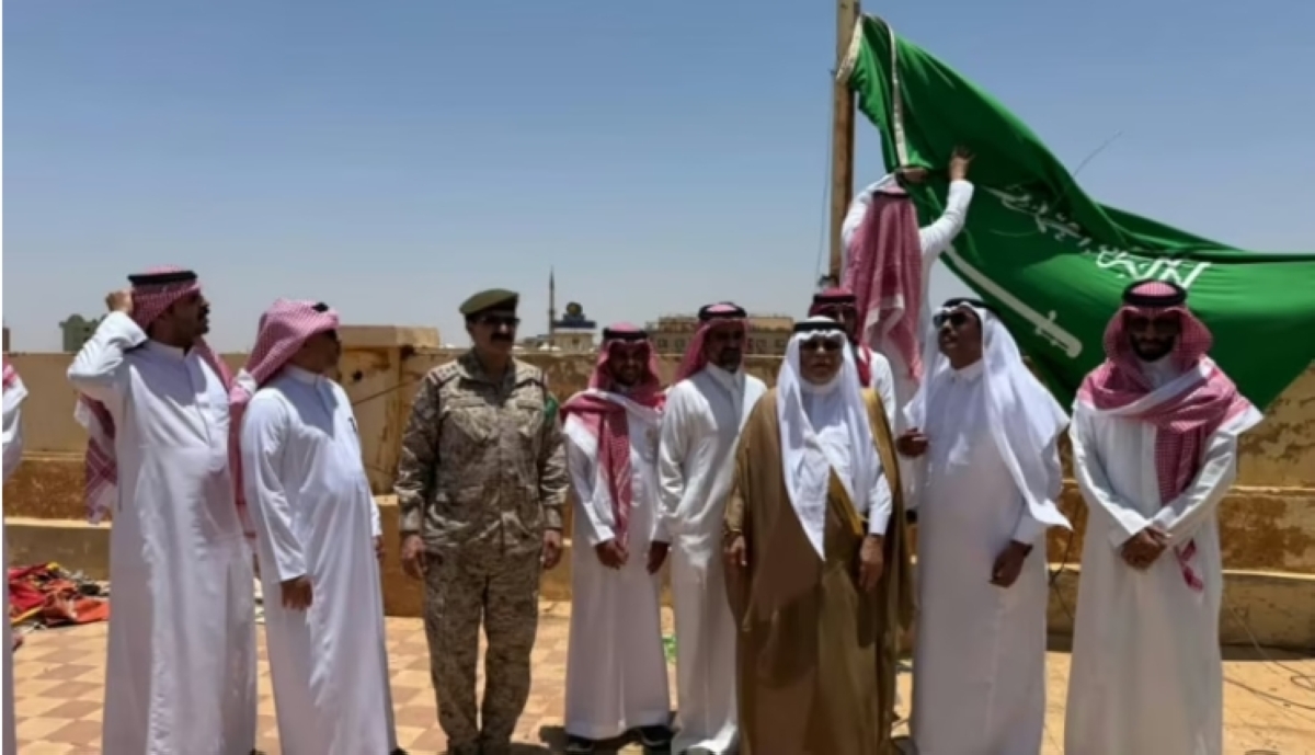 جعفر يرفع علم السعودية فوق مقر السفارة في الخرطوم